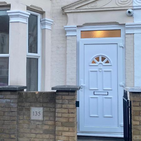 דירות לונדון Cosy House In Newham מראה חיצוני תמונה
